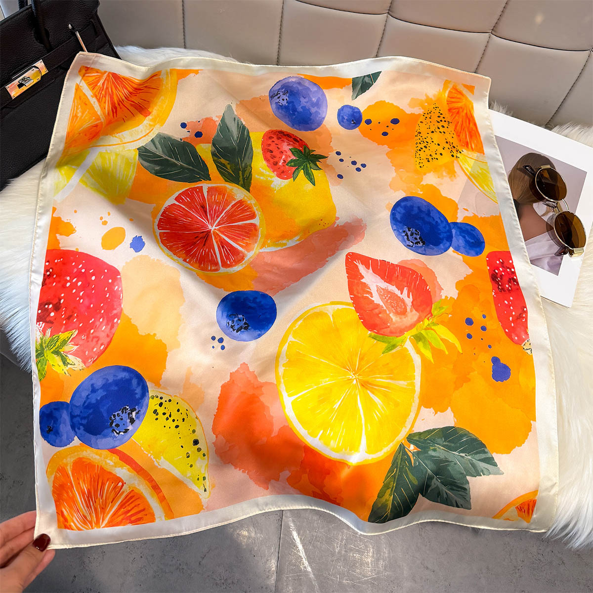 Scarf Silk Square - Kwadratowa jedwabna apaszka damska z motywem